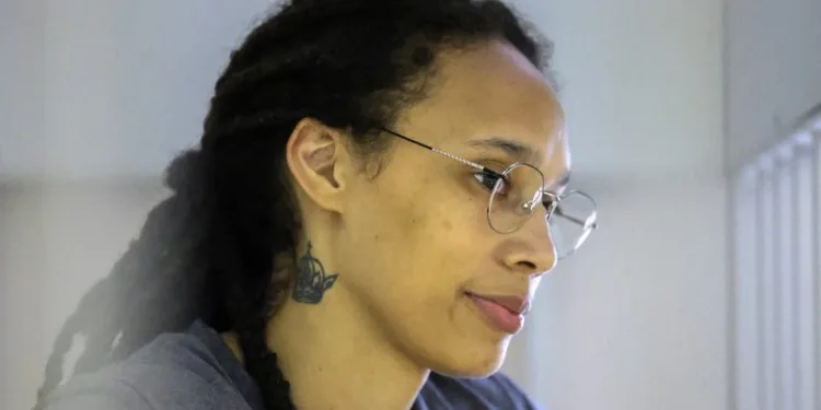 Basketbolcu Brittney Griner mahkum takasıyla serbest bırakıldı
