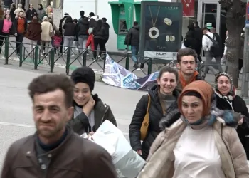 Bursa’da şiddetli lodos hayatı felç etti