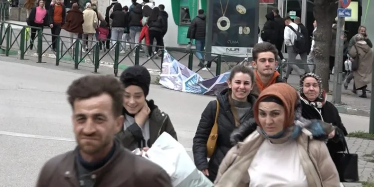 Bursa’da şiddetli lodos hayatı felç etti