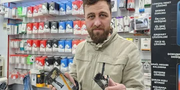 Telefon bataryası bomba gibi patladı