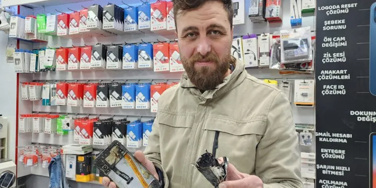 Telefon bataryası bomba gibi patladı