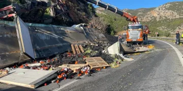 Antalya’da virajı alamayan tır alt yola uçtu: 1 ölü
