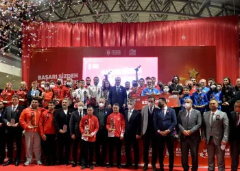 Bursa’da sporun yıldızlarına ödül yağmuru
