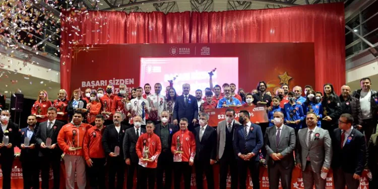 Bursa’da sporun yıldızlarına ödül yağmuru