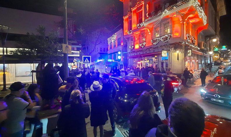 İstanbul'da restoranın balkonu çöktü: 4 yaralı