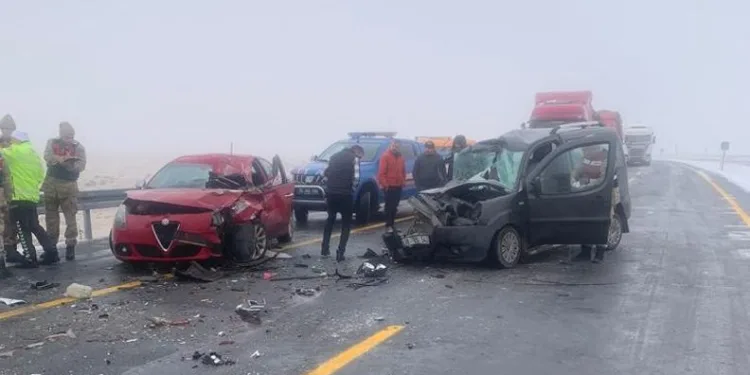 Kars’ta zincirleme kaza: 1’i ağır 3 yaralı