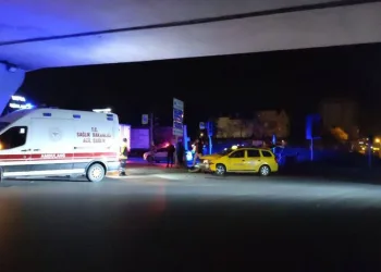 Çocuğunu hastaneye götürürken kaza yaptı