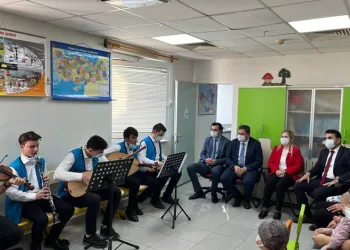 Liselilerden hastanede yatan çocuklara müzik dinletisi