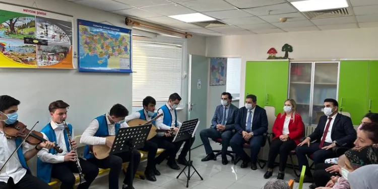 Liselilerden hastanede yatan çocuklara müzik dinletisi