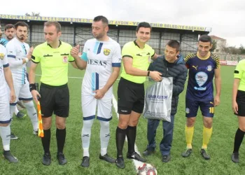 Futbolcu ve taraftarlardan duygusal jest
