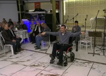 Tekerlekli sandalyede zeybek oynayan genç duygulandırdı
