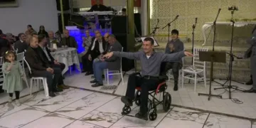 Tekerlekli sandalyede zeybek oynayan genç duygulandırdı