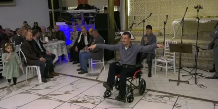 Tekerlekli sandalyede zeybek oynayan genç duygulandırdı