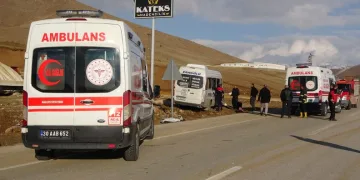 Taziye yolunda feci kaza: 10 yaralı