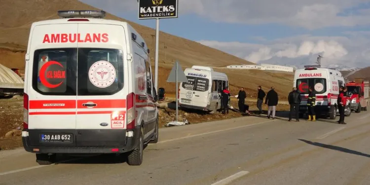 Taziye yolunda feci kaza: 10 yaralı