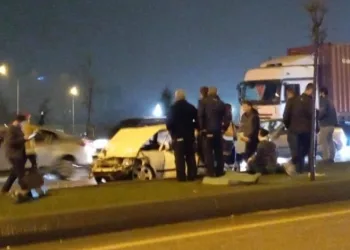 Bursa’da otomobil TIR’a çarptı: 3 yaralı