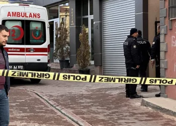 Apart otelde iki gencin cesedi bulundu