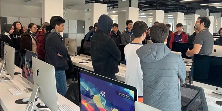 Öğrenciler İnegöl Belediyesi’yle Bilişim Vadisi’ni keşfediyor