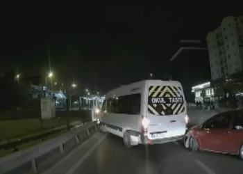 Bursa’da kontrolden çıkan otomobil servise çarptı