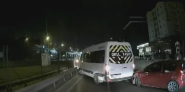Bursa’da kontrolden çıkan otomobil servise çarptı