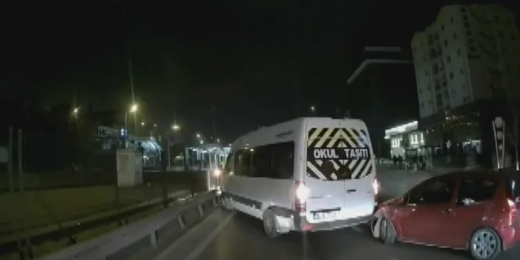 Bursa’da kontrolden çıkan otomobil servise çarptı