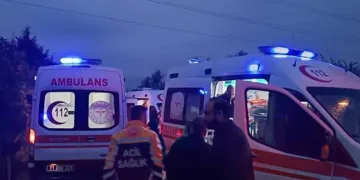 İşçileri taşıyan midibüs devrildi: 14 yaralı