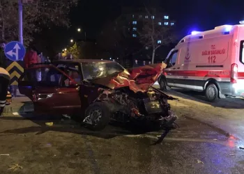 Ambulans ile otomobil çarpıştı: 1’i bebek 7 yaralı