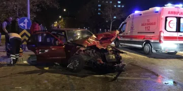 Ambulans ile otomobil çarpıştı: 1’i bebek 7 yaralı
