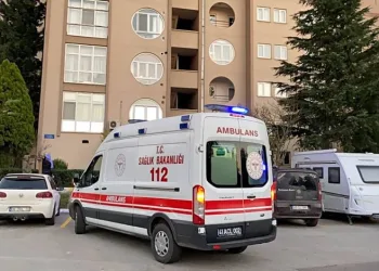 Camları silerken 4’üncü kattan düştü