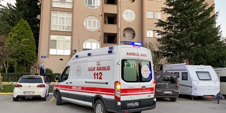 Camları silerken 4’üncü kattan düştü