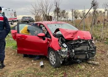 Bursa’da kamyonetle otomobil çarpıştı, 4 kişi yaralandı