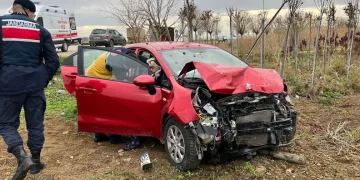 Bursa’da kamyonetle otomobil çarpıştı, 4 kişi yaralandı