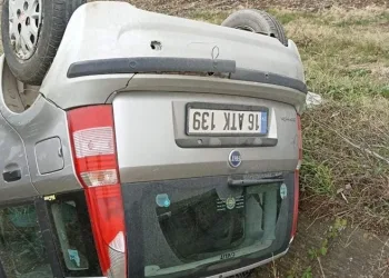 Bursa’da kanala düşen otomobilden sağ çıktılar