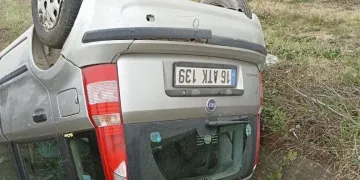 Bursa’da kanala düşen otomobilden sağ çıktılar