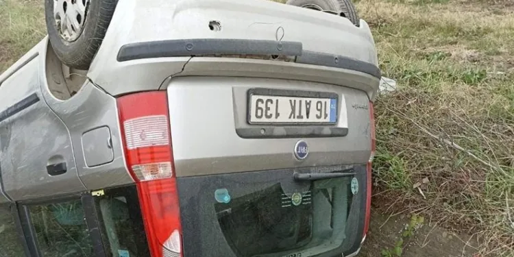 Bursa’da kanala düşen otomobilden sağ çıktılar