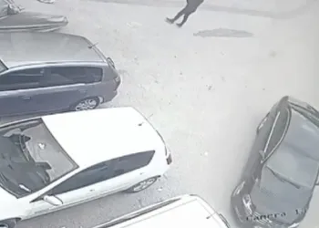 Bursa’da virajı alamayan sürücü, park halindeki otomobile çarptı