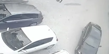 Bursa’da virajı alamayan sürücü, park halindeki otomobile çarptı