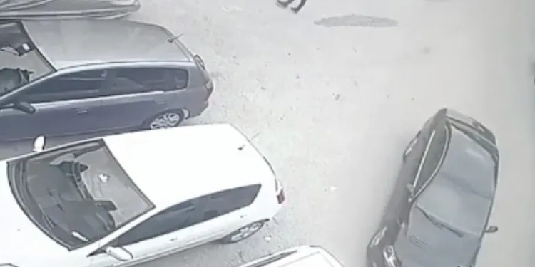 Bursa’da virajı alamayan sürücü, park halindeki otomobile çarptı