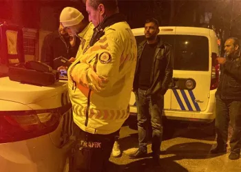 Bursa’da alkollü şahıs aracını polis arabasının üzerine sürdü