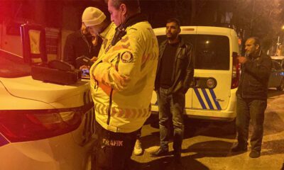 Bursa'da alkollü şahıs aracını polis arabasının üzerine sürdü