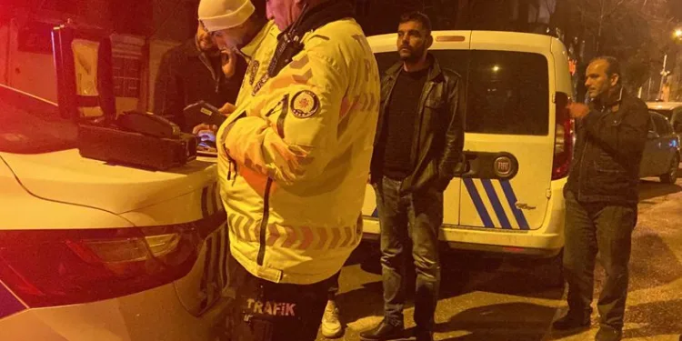 Bursa’da alkollü şahıs aracını polis arabasının üzerine sürdü