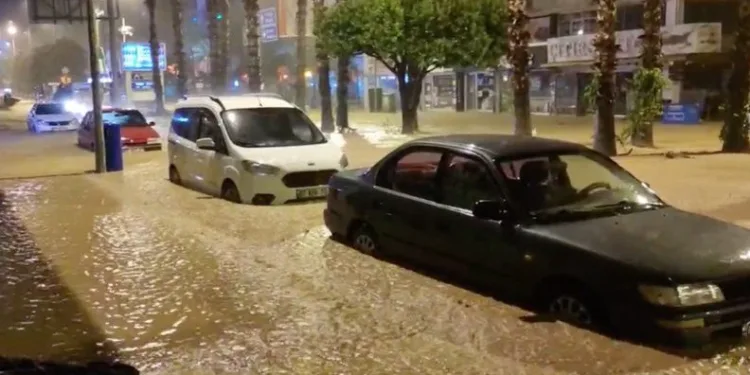 Kumluca’da sel felaketi: 2 ilçede okullar tatil edildi