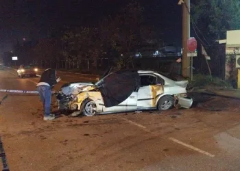 Duvara çarpıp takla atan otomobil 2 kişiye mezar oldu