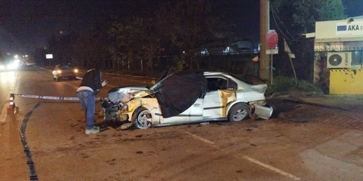 Duvara çarpıp takla atan otomobil 2 kişiye mezar oldu