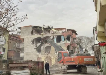 Bursa’da 4 katlı bina içindeki eşyalar ile yıkıldı