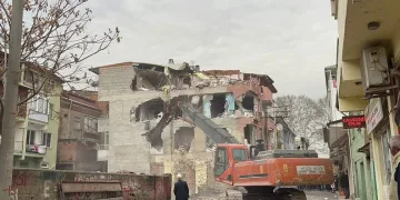 Bursa’da 4 katlı bina içindeki eşyalar ile yıkıldı