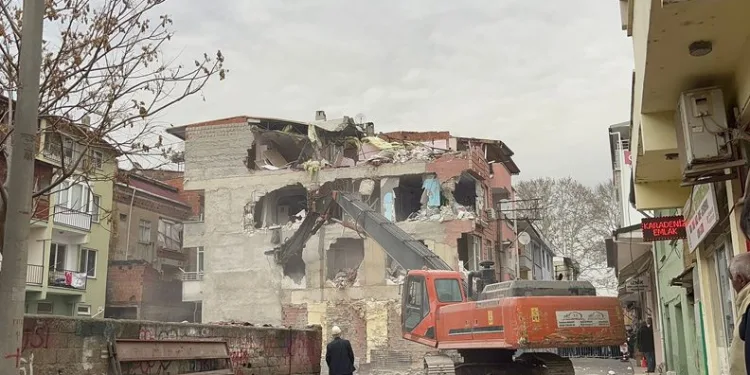 Bursa’da 4 katlı bina içindeki eşyalar ile yıkıldı