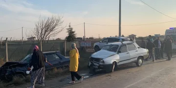 Tekirdağ’da 2 otomobil çarpıştı: 3 yaralı