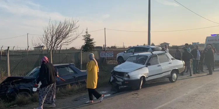 Tekirdağ’da 2 otomobil çarpıştı: 3 yaralı