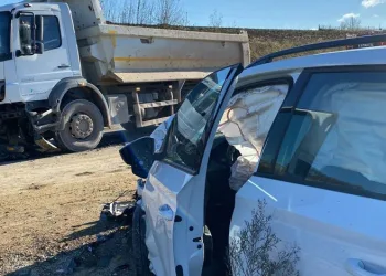 Kocaeli’nde gözüne güneş ışığı gelen sürücü kaza yaptı